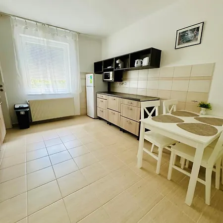 Nana * Debrecen